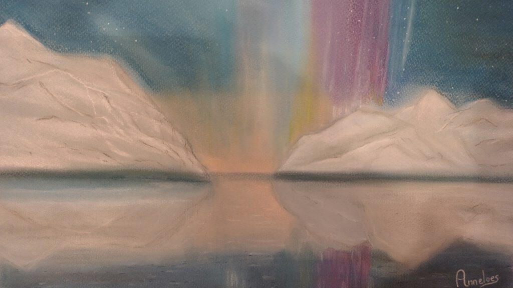 Schilderij noorderlicht boven fjord met bergen.