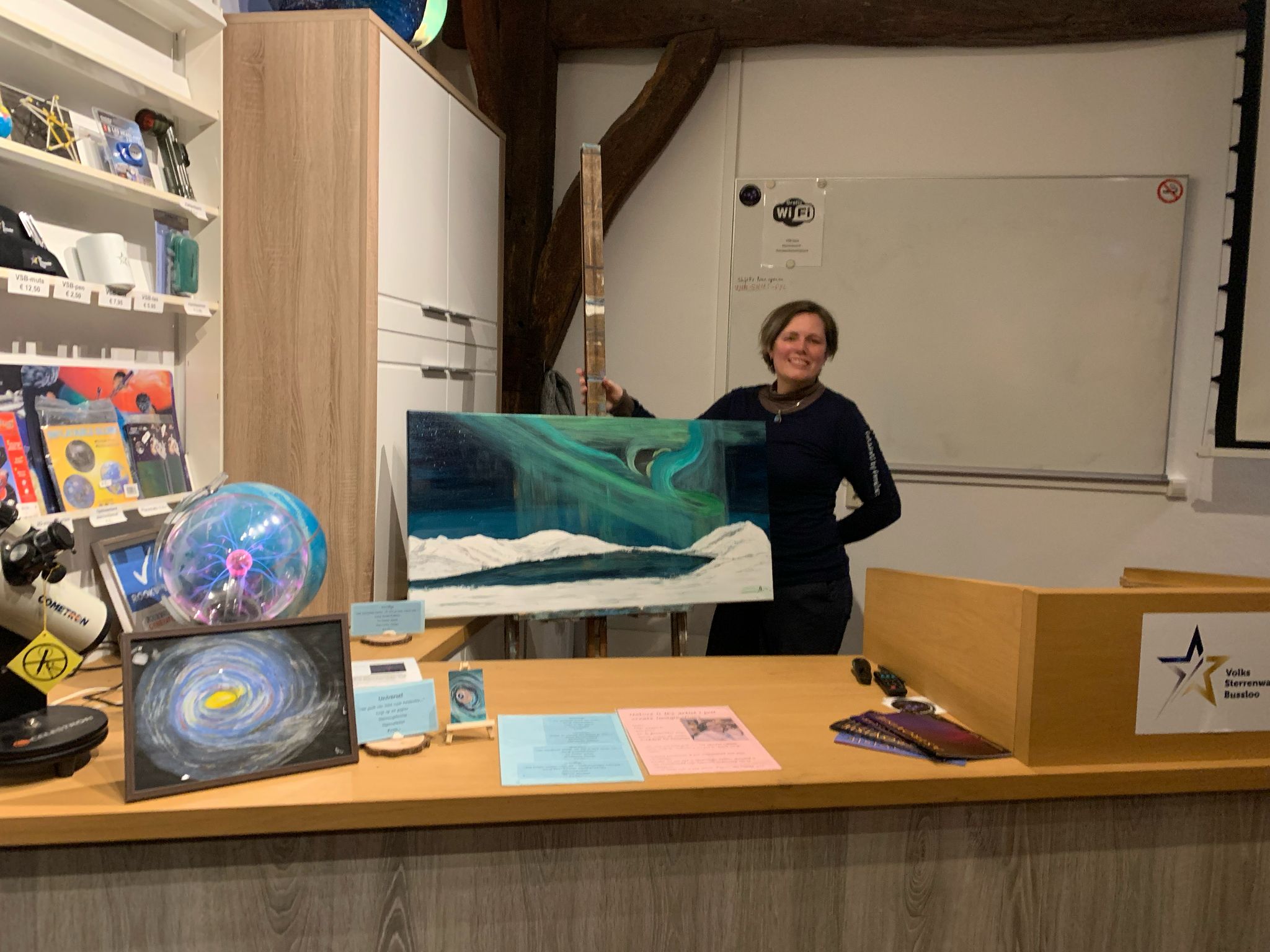 Anneloes en schilderij op sterrenwacht Bussloo